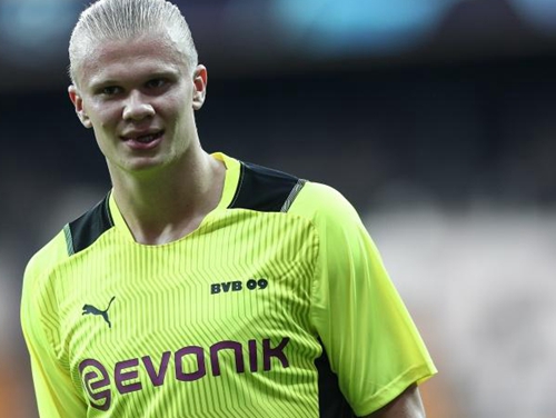 青训小将破门后被队友高高举起（青训新星破门后被队友举起庆祝）