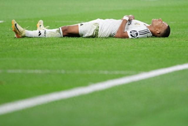 一波打崩！文班亚马三分+离谱上篮 马刺末节两分钟连轰9分打停雷霆（致命一波！文班亚马三分配神仙上篮，马刺末节两分钟连拿9分逼停雷霆）