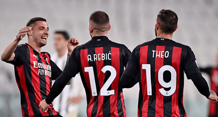 梅西在球场内与印度球迷挥手互动，之后活动因骚乱提前结束（梅西赛场向印度球迷挥手致意，现场骚乱致活动提前收场）