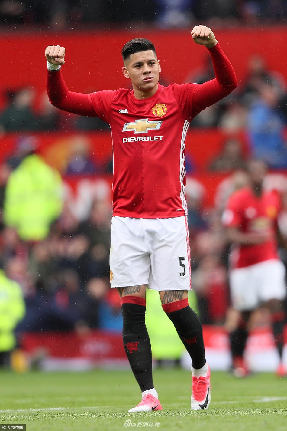 老将的作用！霍福德篮下送单臂大帽 随后快攻助攻巴特勒双手暴扣（老将风范！霍福德篮下单臂大帽，快攻助巴特勒双手暴扣）