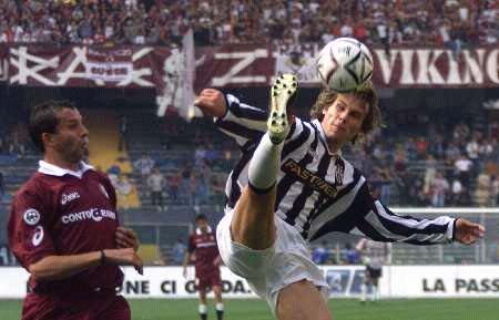 常在河边走哪有不湿鞋，恰尔汗奥卢国米生涯首次点球被扑（神射也会失灵：恰尔汗奥卢国米生涯首次点球被扑出）