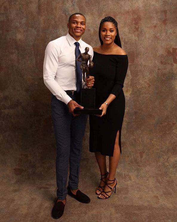 拜仁官方：穆西亚拉今天完成了部分单独训练（拜仁通报：穆西亚拉今日进行部分个人训练）