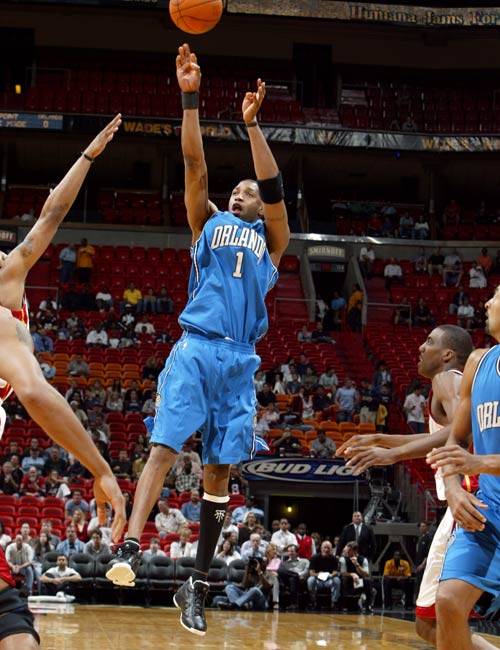 刘若钒本赛季从三镇自由身加盟海港，贡献5球6助攻（刘若钒本赛季以自由身从三镇转投海港，交出5球6助攻）