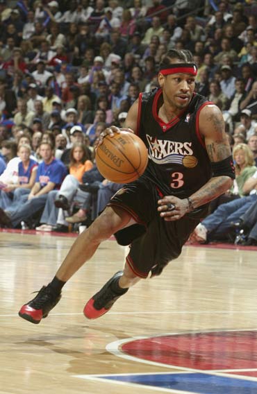 拜仁球迷不顾阻拦和处罚燃放烟火，高层因此在看台上频频摇头（拜仁球迷无视劝阻与处罚燃放烟火，高层在看台连连摇头）