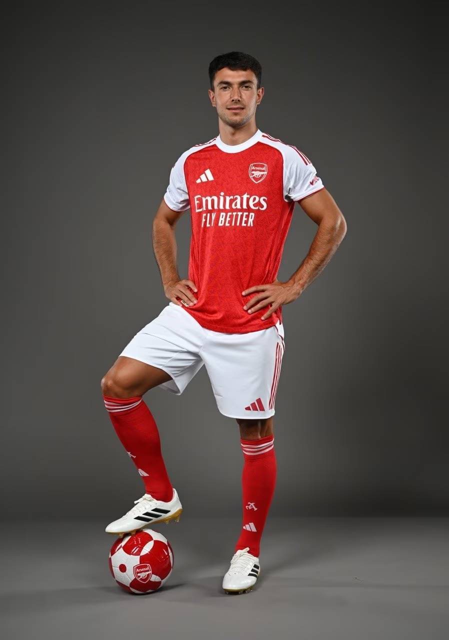 F1阿布扎比终极对决前瞻：诺里斯杆位稍占优，维斯塔潘正赛握主动（F1阿布扎比收官战前瞻：诺里斯杆位占先机，维斯塔潘正赛掌控主动权）