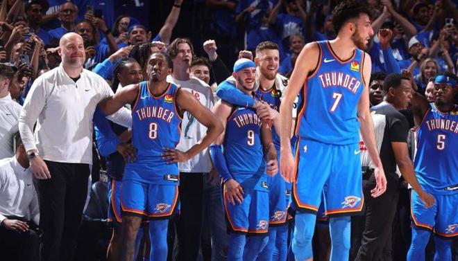 西蒙尼：我喜欢拉菲尼亚，他和佩德里的复出让巴萨如虎添翼（西蒙尼称赞拉菲尼亚：他与佩德里携手复出令巴萨战力大增）