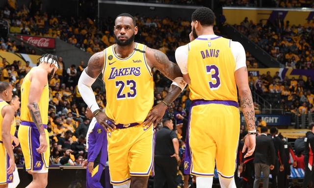 米体：齐沃将全队关在更衣室训话了数分钟，并批评了所有球员（米体：齐沃在更衣室对全队训话数分钟，严厉批评全体球员）