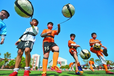 英冠半场：伯吉斯乌龙，雷克瑟姆暂1-0斯旺西（英冠半场战况：伯吉斯自摆乌龙，雷克瑟姆暂以1-0领先斯旺西）