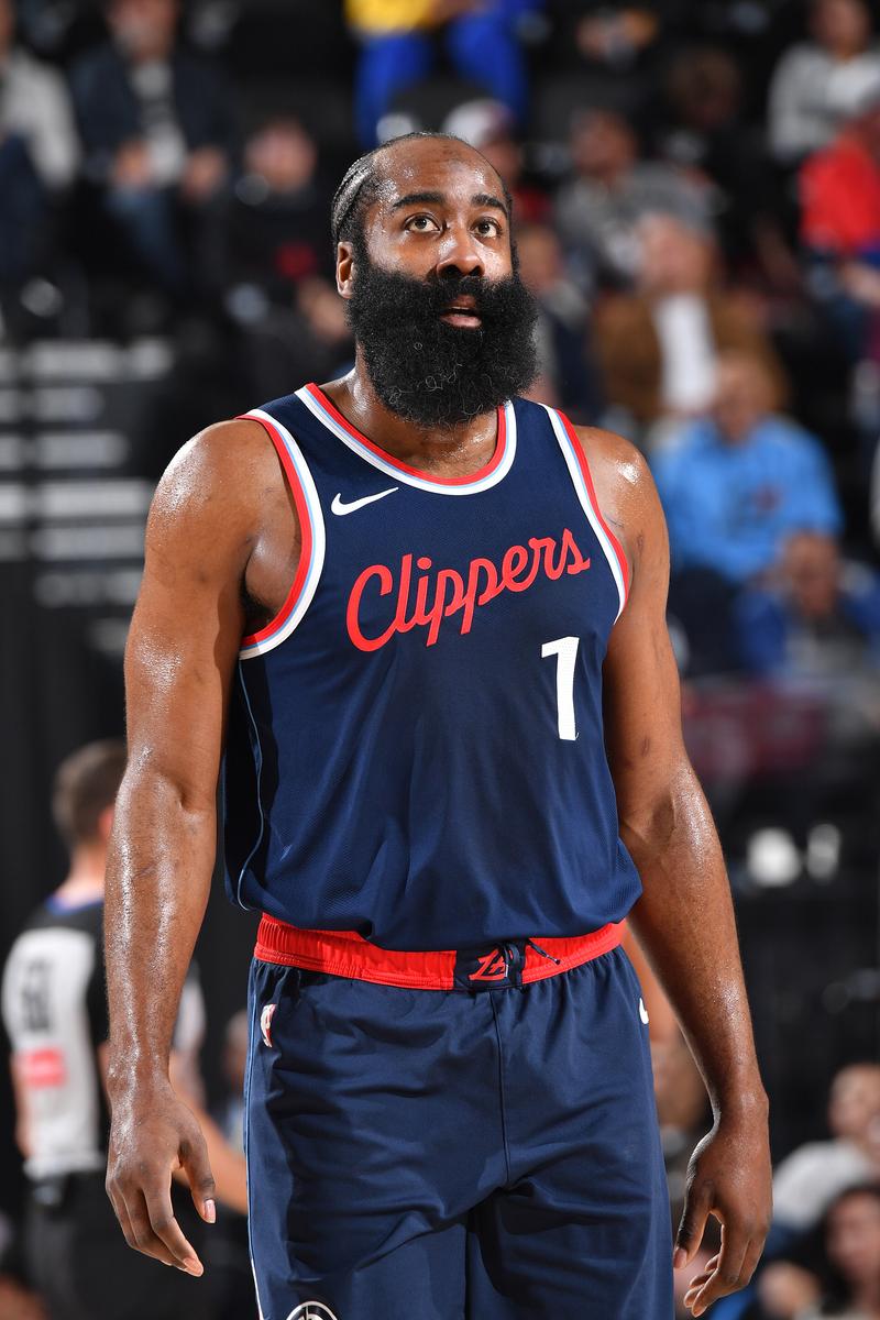 克里斯在半场时间内以9投5中的高效表现，拿下了16分、4个篮板和1次盖帽（克里斯半场表现高效：9投5中贡献16分、4篮板、1盖帽）