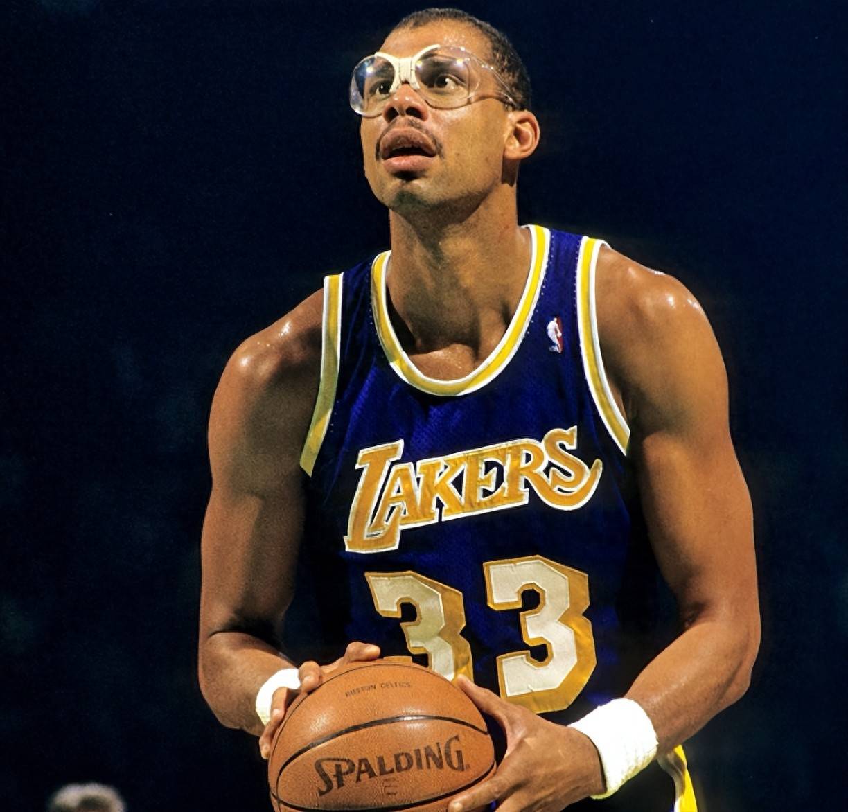 青岛记者：邵佳一大哥式的执教风格很适合当下中国足球的环境（青岛媒体人：邵佳一“大哥范儿”的执教方式更贴合当下中国足坛环境）