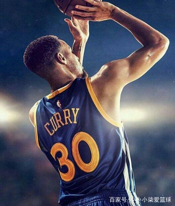 为国出战14次打进1球，尹鸿博获得印有19号的国足纪念球衣（尹鸿博获19号国足纪念球衣：14次出场贡献1球）