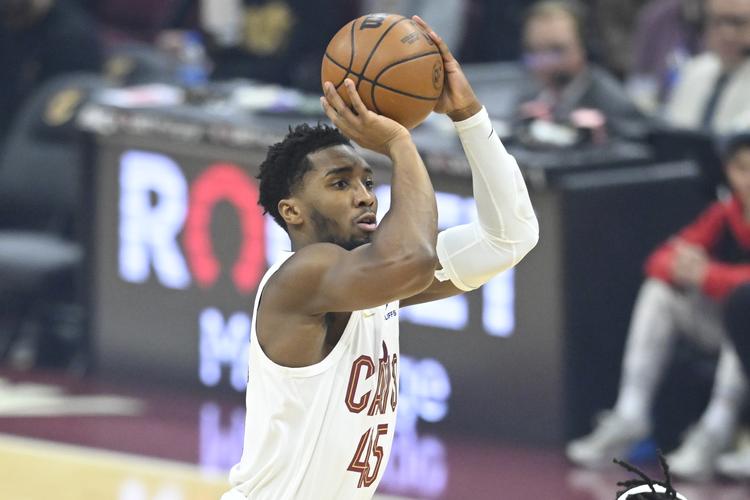 足球英超球队内部录像流出，球员争吵曝光（英超俱乐部内部视频泄露，球员争执画面曝光）