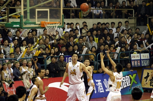 辽超总决赛：大连队4-0本溪队夺冠，王宏有、王跃皓分别双响（辽超总决赛大连4-0完胜本溪捧杯 王宏有与王跃皓各梅开二度）