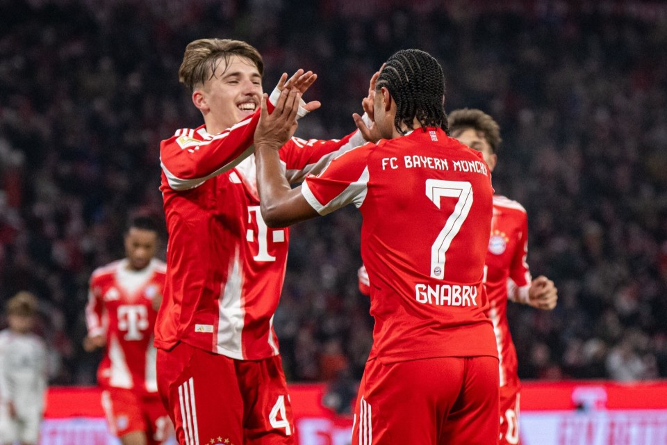 欧联杯-B费绝杀马奎尔失误 曼联2-1格拉斯哥流浪（欧联杯：B费补时绝杀，马奎尔失误，曼联2-1击败格拉斯哥流浪者）