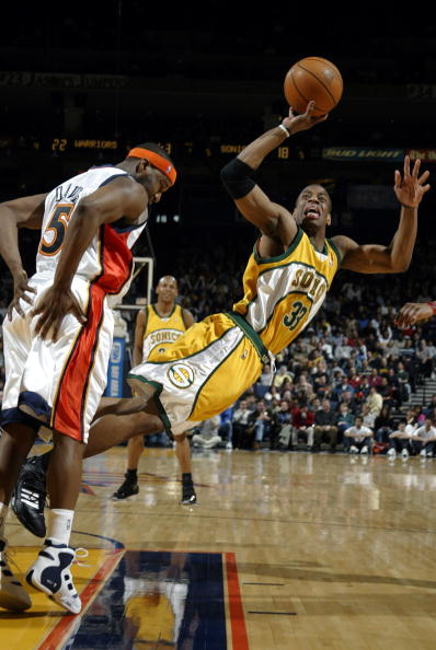 球迷现场尖叫不断（球迷现场尖叫声此起彼伏）