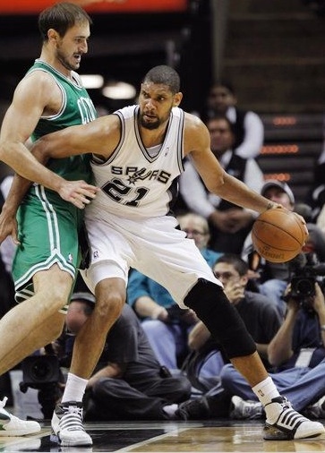 6犯离场！埃迪11中5拿到12分10板3助 6失误（埃迪6犯毕业：11投5中贡献12分10板3助，另有6次失误）